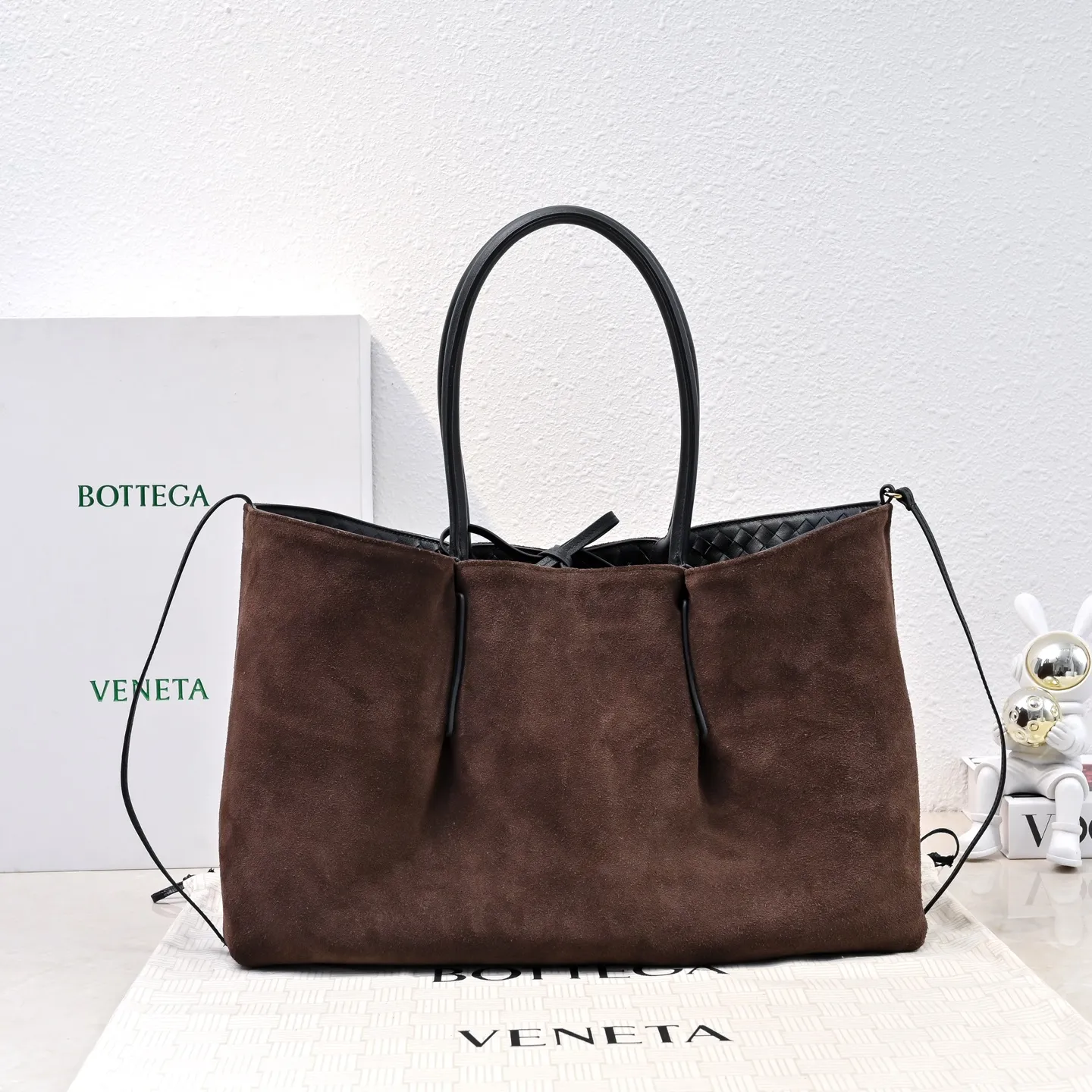 Batch 2660 Bv 2025 early spring series Pinacoteca medium tote handbag. The front is made of classic Intreccia woven cow leather. It is low-key and luxurious. The flip side is made of warm suede. It instantly switches to a lazy and casual style. It has a large internal capacity. It is no pressure to carry a computer for commuting. It is also thoughtfully matched with a small detachable bag. It feels full and full of security. The woven texture is so delicate that you can't put it down. The highlight is that it is super versatile. Come and get your new bag😝 Model: 7166 Size: 23*43*14.5cm